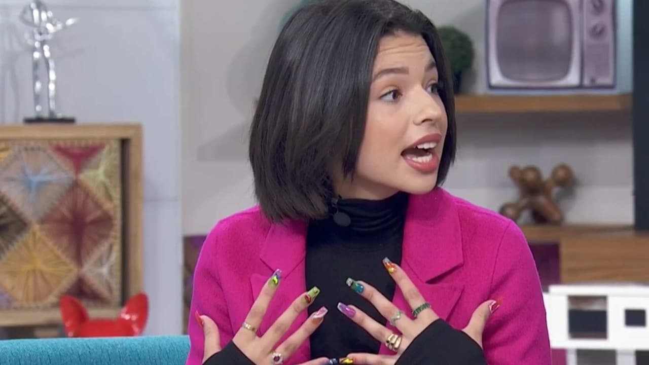 Ángela Aguilar presume sus uñas de ‘Colores’ al estilo de J Balvin