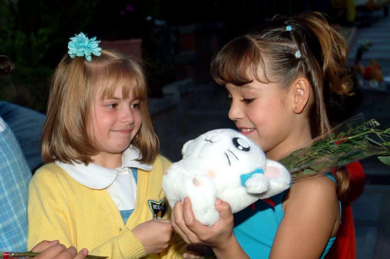 Dos años después de haber debutado en la actuación como protagonista, Daniela participó en su segunda telenovela infantil, ¡Vivan los niños! (2002), en donde daba vida a Marisol. Aquí sale con su compañera, Danna Paola, quien también inició su carrera siendo muy pequeña.