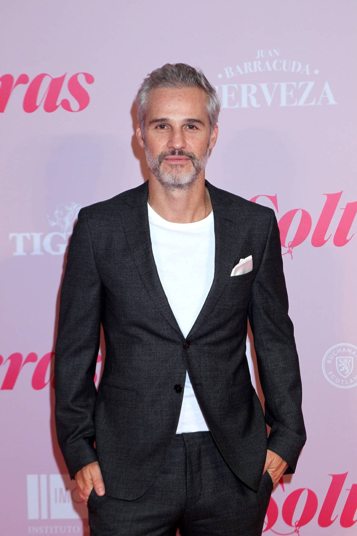 Juan Pablo Medina posa en una revista tras perder una de sus piernas