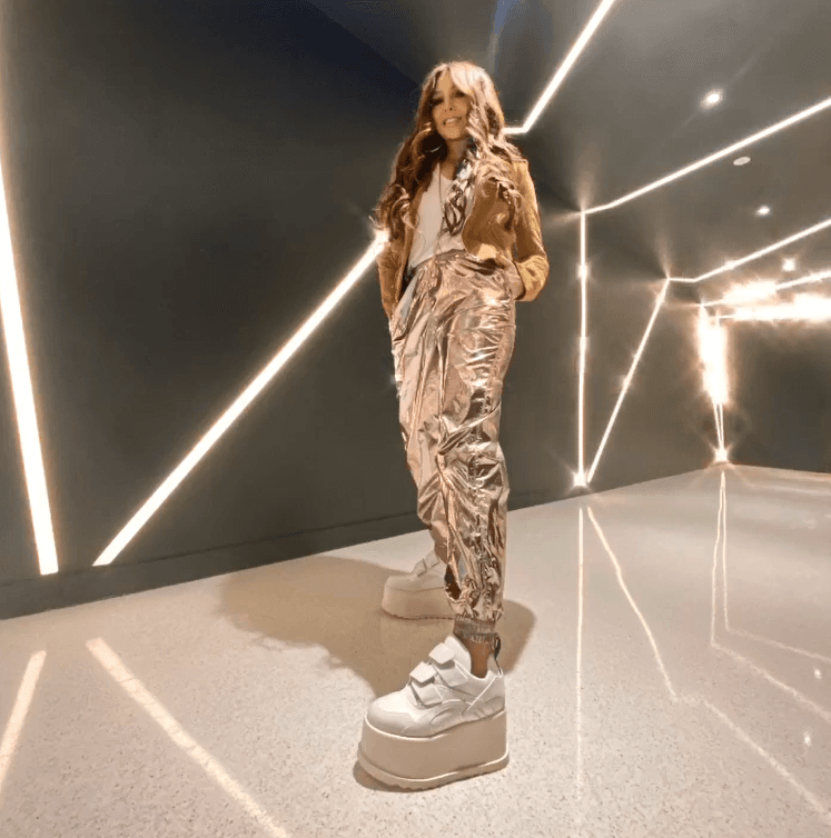 Pese a que la esposa de Tommy Mottola es fanática de los tacones, en su colección no podían faltar los "zapatos bajos" aunque estos lleguen bastante lejos del piso, como este par de tennis con paltaforma extrema de Stella McCartney.