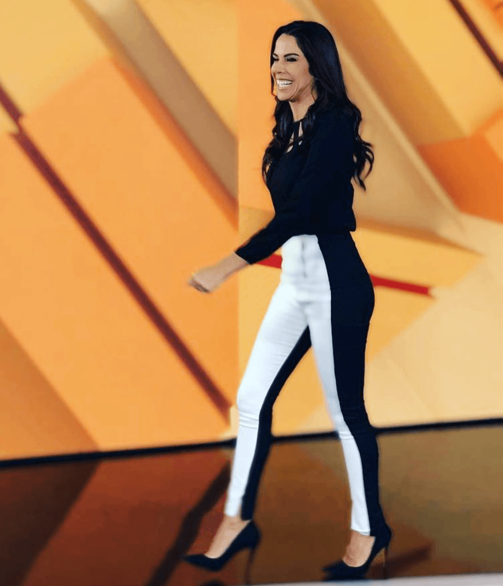 Este tipo de pantalones la hacen ver todavía más alta de lo que es, ya que le estilizan su cuerpo sin necesidad de utilizar tacones de gran altura.