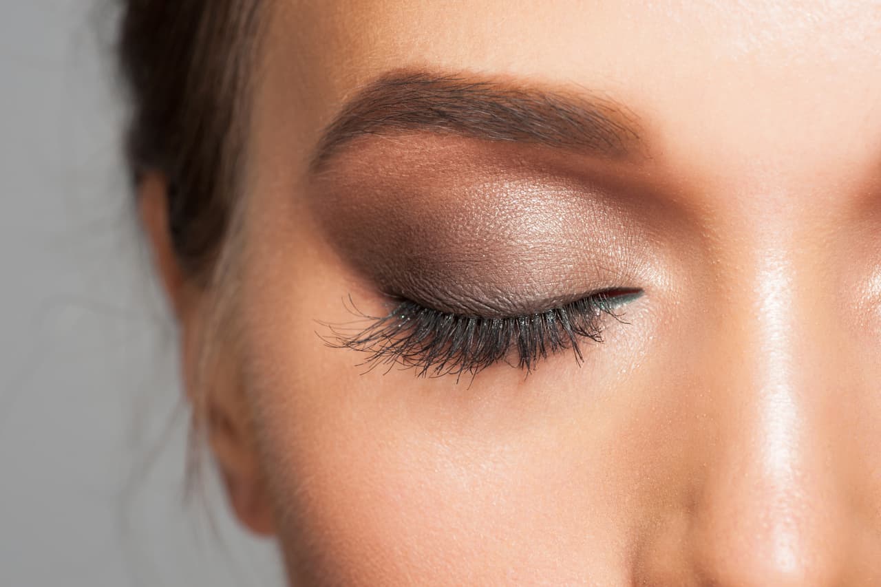 Cejas. El tono café oscuro hará que tu rostro se vea dulce y suave. Olvídate del negro, lo único que hará es que tu expresión se endurezca y representes más edad.