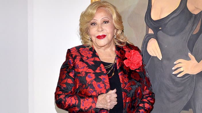 Silvia Pinal acudio a la misa de grabaciones de su serie biografica