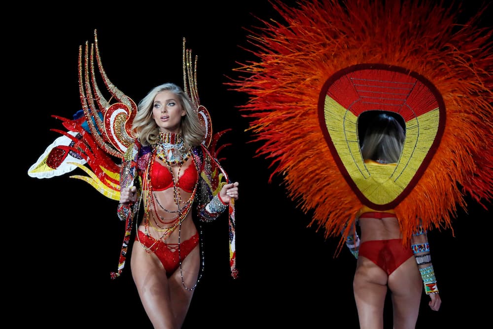 Elsa Hosk sorprendió con este conjunto en rojo