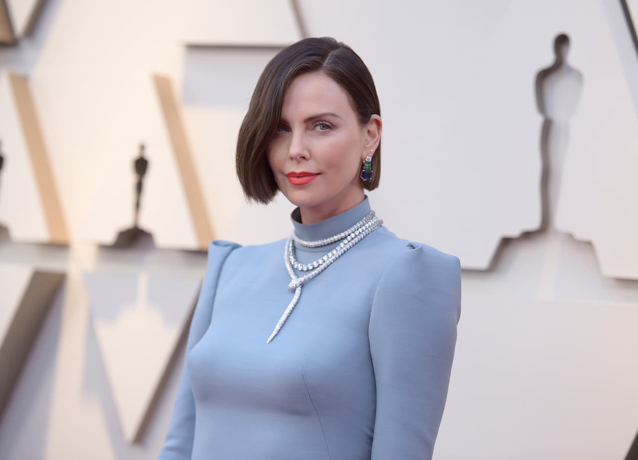 La actriz Charlize Theron lució joyas de Serpenti Bulgari.