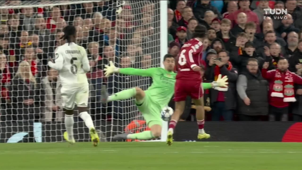 ¡Atajadón de Courtois! ¡De manera increíble detiene el tiro de Szoboszlai!