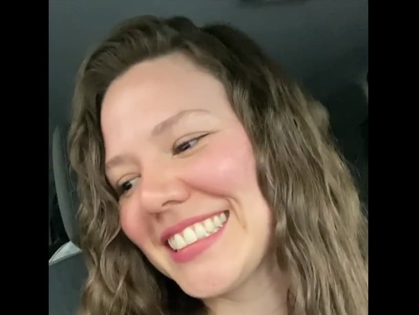 “Pues, me tengo que subir a este reto de valientes de Jesse & Joy y a mi esposa adorada, a mi esposa amada, mi Diana… quiero decirte tanto. Tú, nuestra hermosa nena, nuestro ramocito lindo, ustedes son mi centro, son mi aire, son mi gravedad, son y serán el amor de mi vida, el motor de mi vida, la luz y el pilar de mi vida, y las amo tanto, tanto, que me siento tonta, y odio pasar un segundo lejos de ustedes”, expresó la artista, terminando el video mandando un beso a la cámara.