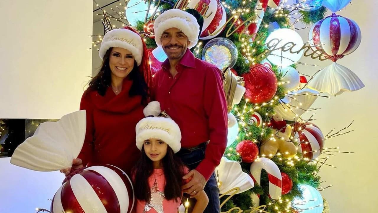 Con gigantescos adornos, Alessandra Rosaldo y Eugenio Derbez presumen su espectacular árbol de Navidad