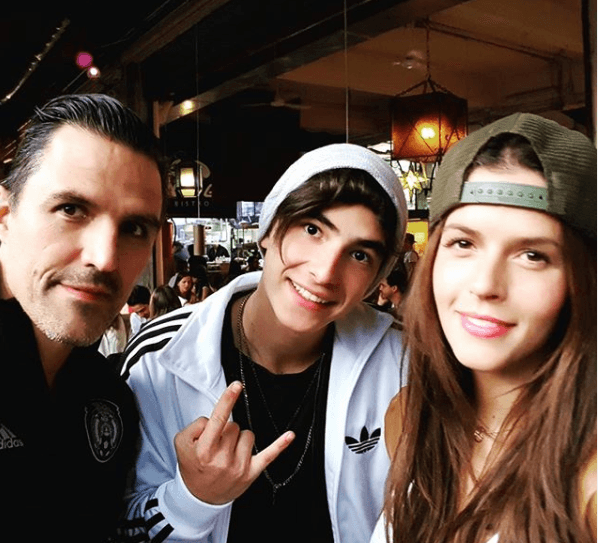Tanto Rovzar como la actriz suelen compartir imágenes que retratan los momentos que pasan juntos. Esta familia recibió una nueva integrante a finales de 2019, Kira Rovzar Álvarez, la primera hija de la pareja.