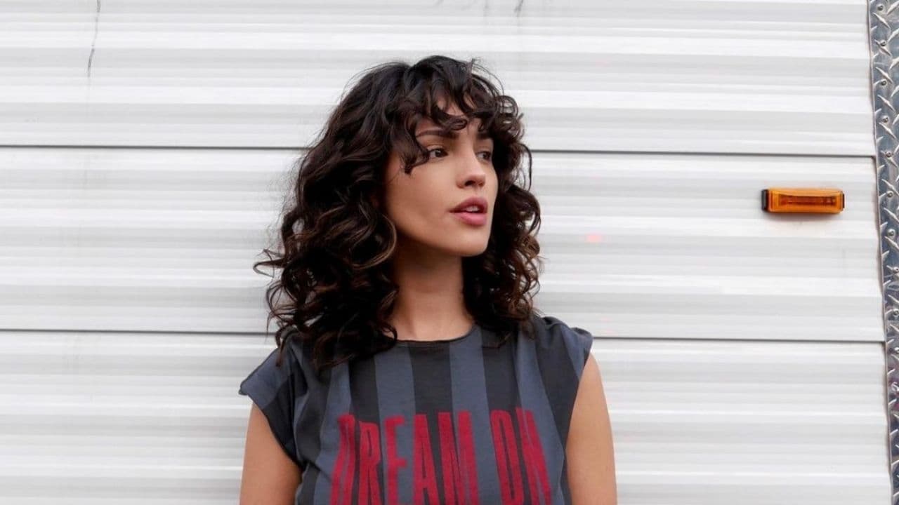 <b>Long bob con flequillo </b>
<br>
<br>Tras el estreno de la película "I care a lot", Eiza González volvió tendencia su look para su personaje de Fran. La mexicana popularizó este estilo el cual consiste en un bob largo, a la altura de los hombros, con un despeinado flequillo.