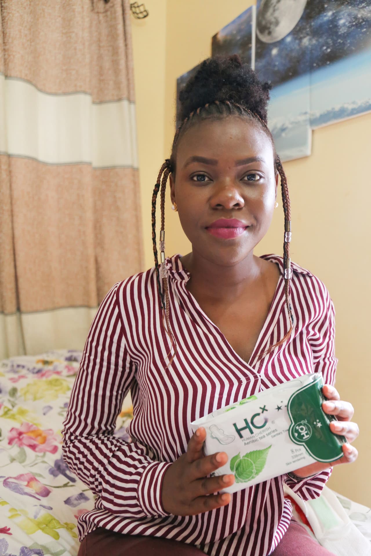 El período de: Lydia. Tiene 26 años, vive en Dar es Salaam, Tanzania y usa toallas sanitarias