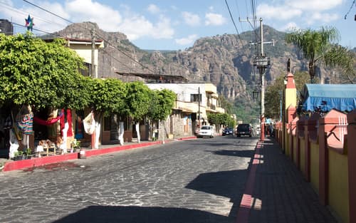 Tepoztlán, Morelos: Este puebo lleno de energía es apto para amantes del tarot y el yoga, pero también para deportistas que deseen subir el gran "Tepozteco" y apreciar la vista de todo el pueblo mágico desde las alturas.