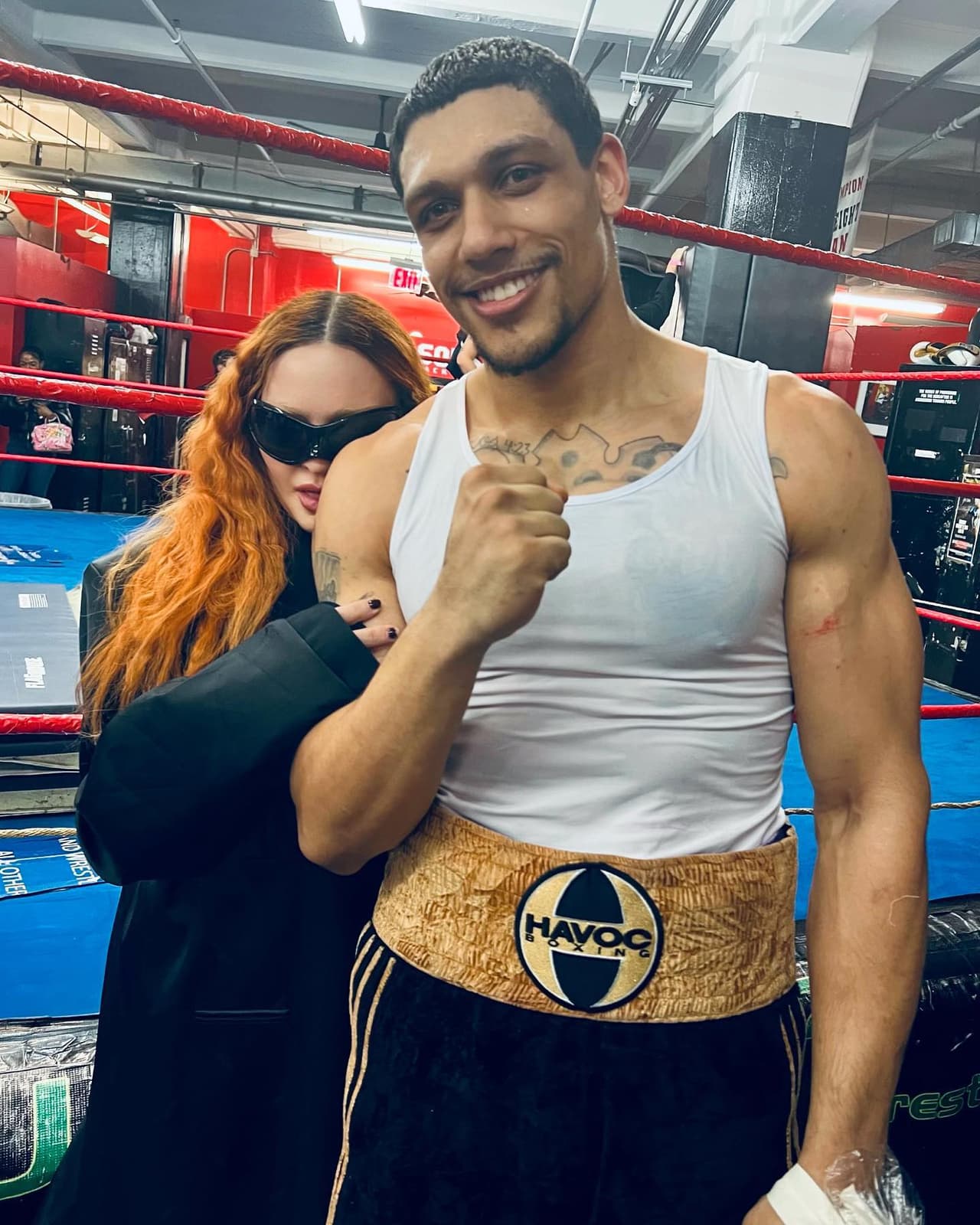 La cantante compartió una historia con la que confirmó que está saliendo con el boxeador.