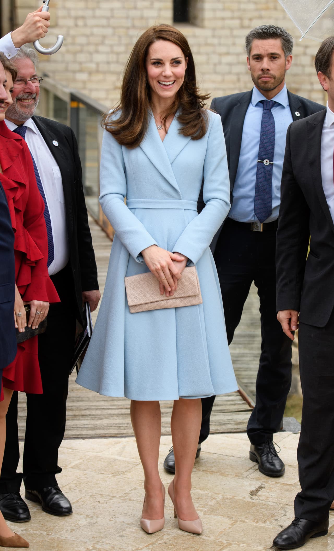 2017 - Cuando la primavera llega a Europa la duquesa nos lo hace saber con outfits como éste, el cual usó en la conmemoración del Tratado de Londres, en Luxemburgo. Lo mejor de este look, en definitiva, es el color azul cielo que contrastó con sus accesorios en nude; una elección ideal para un evento de día. En cuanto el cabello, ya vemos a Kate con algunas luces que nos encantan.