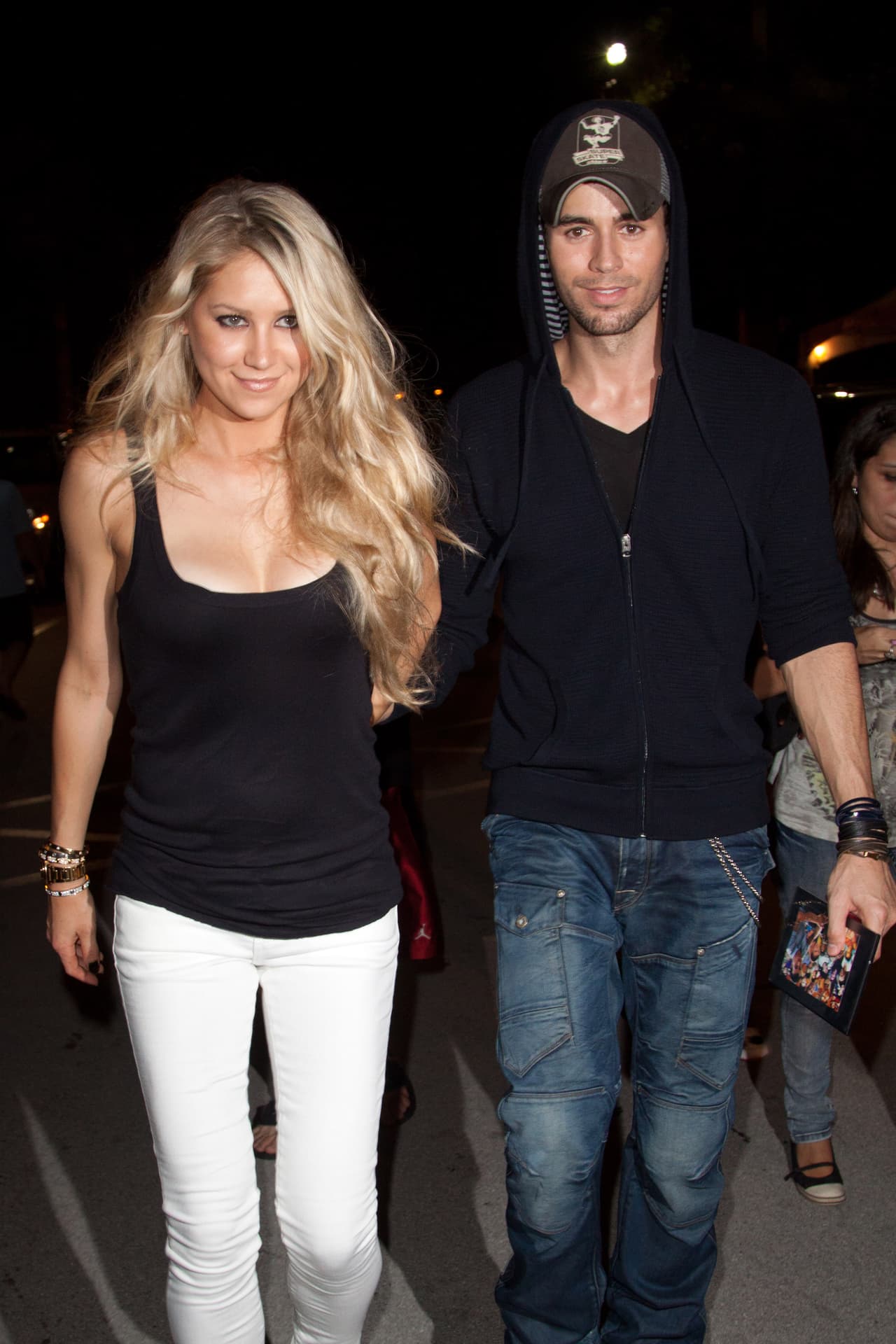 Enrique Iglesias y Anna Kournikova son una pareja que siempre ha mantenido su vida privada lejos de la opinión pública. Poco se sabe de su noviazgo, el cual inició en el 2001 y fruto de ese amor han nacido tres hijos. Por lo mucho que cuidan su intimidad, se ha especulado que este par ya se casó, pero hasta el momento se desconoce su estado civil.