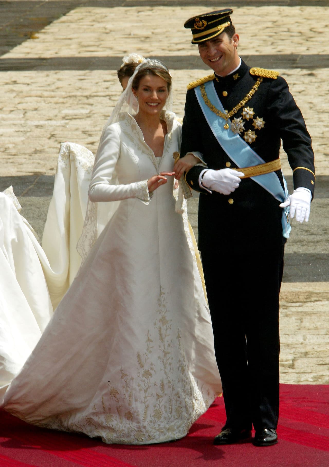 MADRID, SPAIN - MAY 22: Spanish Crown Prince Felipe de Bourbon and his bride, Princess Letizia Ortiz pose for a picture in the court yard of the royal palace after their wedding ceremony at the Almudena cathedral May 22, 2004 in Madrid. (Photo by Pascal Le Segretain/Getty Images)