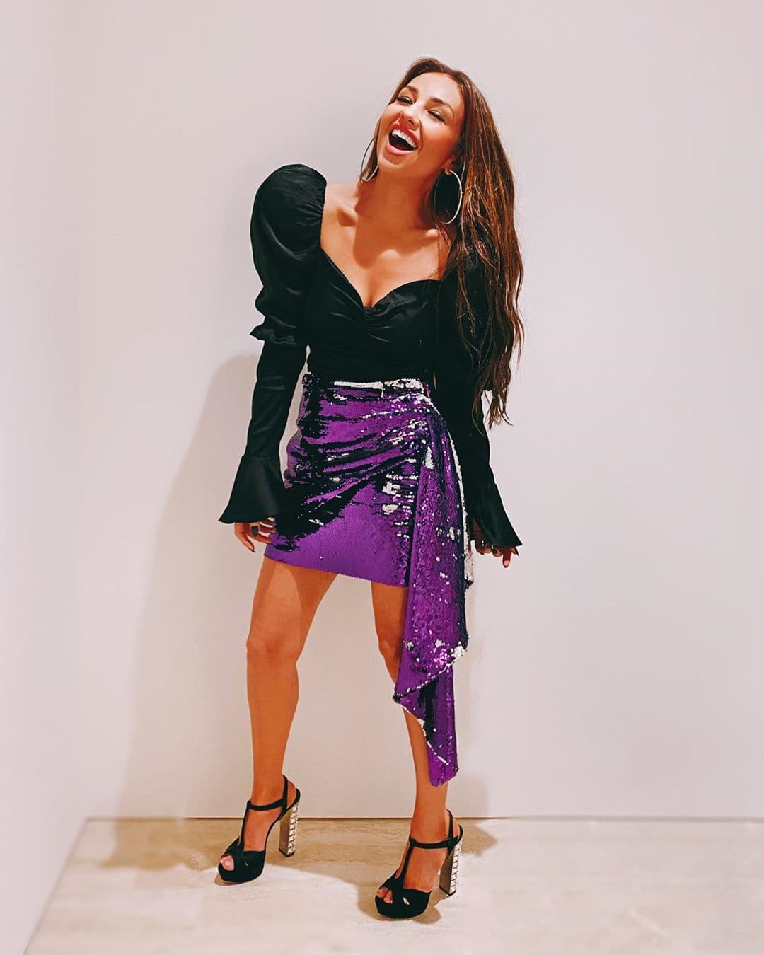 De los últimos looks en glamour que la cantante pudo presumir antes de la cuarentena, a principios de febrero del 2020, Thalía se dejó ver con este par de sandalias de plataforma de la marca Prada.