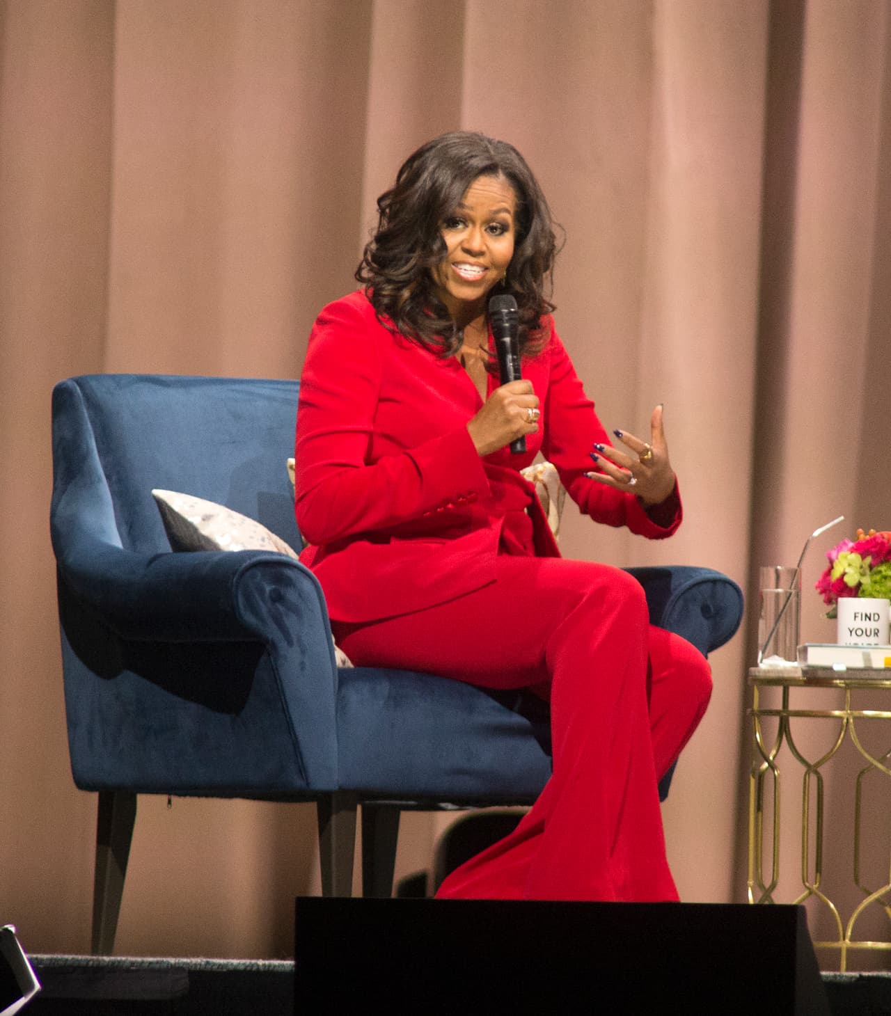 Michelle Obama tiene una personalidad única, cálida y empoderada que la hizo destacar y sobresalir aún cuando su esposo era el presidente de Estados Unidos. Obama se ha convertido en vocera de la salud y la educación para las clases menos privilegiadas, promoviendo que los niños en barrios pobres tengan una mejor calidad de alimentación en las escuelas. Junto con su esposo, Michelle sigue apoyando diferentes asociaciones y movimientos para promover la igualdad de derechos. Obama también se ha convertido en una autora famosa, su libro más reciente, 'Becoming' se convirtió en un 'best seller' y rompió varios récords. Michelle será recordada como una de las Primeras Damas más queridas y respetadas por el público.