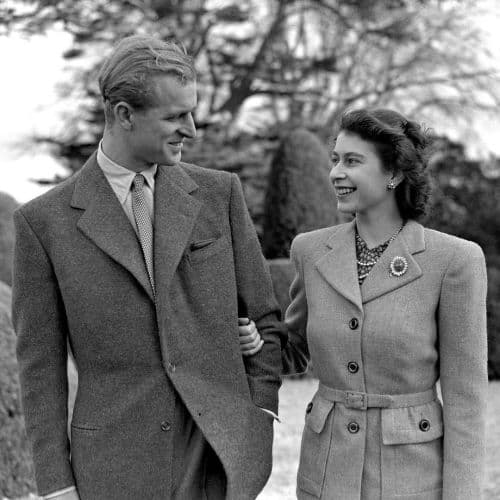 Fue en 1939 cuando, varios medios británicos, afirman que Isabel y el príncipe Felipe se enamoraron; ella solo tenía 13 años. Él era príncipe de Grecia, cinco años mayor que ella, y estaba a punto de realizar un viaje con la Marina Real.
<br>
<br>Por un tiempo se dejaron de ver, pero estaban destinados hasta terminar juntos. El 20 de noviembre de 1947 se casaron en la Abadía de Westminster.
<br>
<br>Fue una gran recepción con más de 2 mil invitados, quienes degustaron de un banquete especial que se llevó a cabo en el Palacio de Buckingham.
<br>