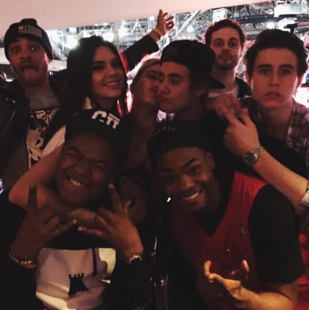 En los meses siguientes, el cantante compartía mucho tiempo junto a Hailey y otros amigos, entre ellos Kendall Jenner.