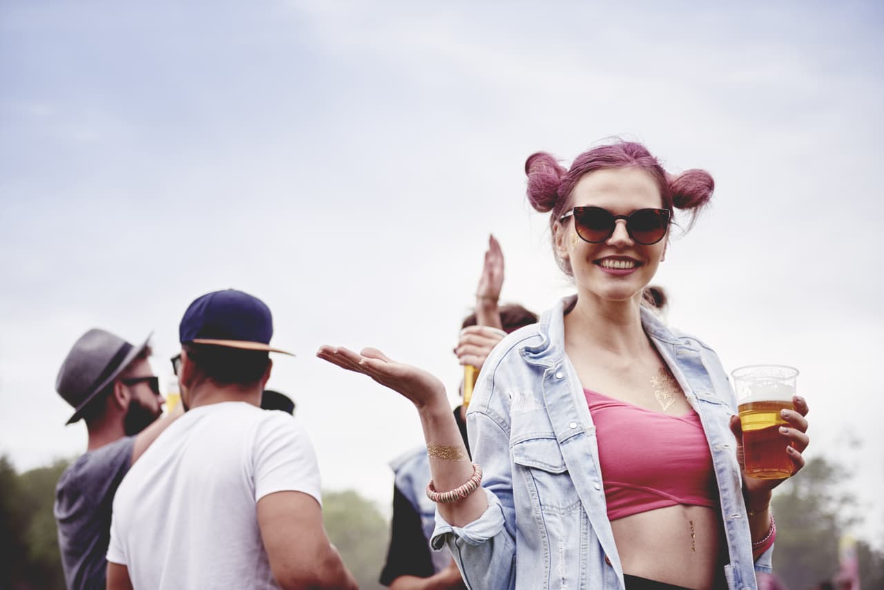 Comienza la temporada de festivales y conciertos y la ocasión es perfecta para divertirte con tu outfit; mira aquí las tendencias y accesorios que no te pueden faltar para lograr un look que combine la vibra festivalera con toda la practicidad necesaria para un día largo de música, fiesta y muchas selfies.