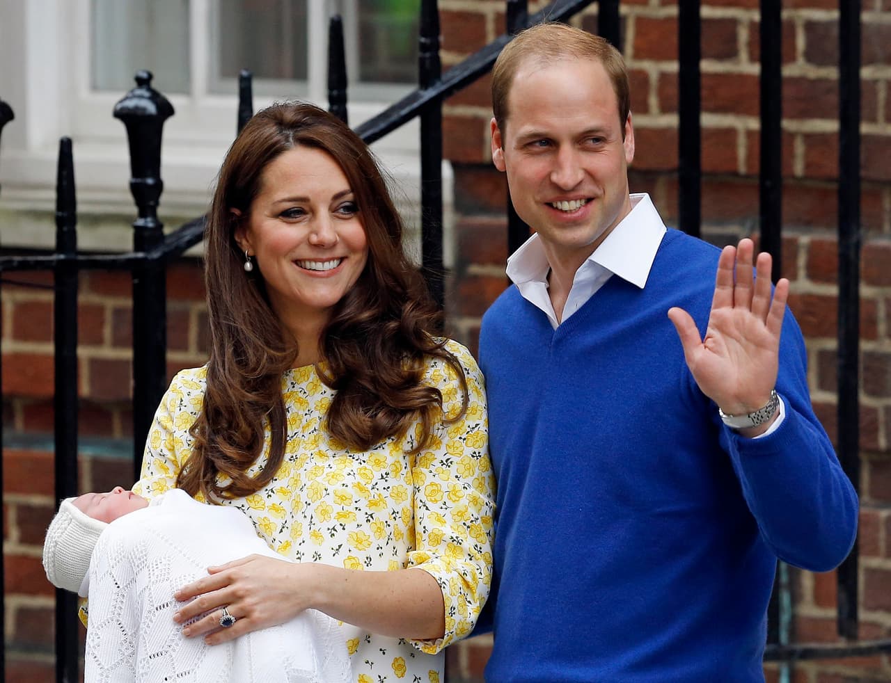 Dos años más tarde, nació su segunda hija, la princesa Charlotte Elizabeth Diana, quien nació un 2 de mayo de 2015. Para presentar en sociedad a su hija, los duques de Cambridge salieron a la puerta del hospital y saludaron a la prensa.