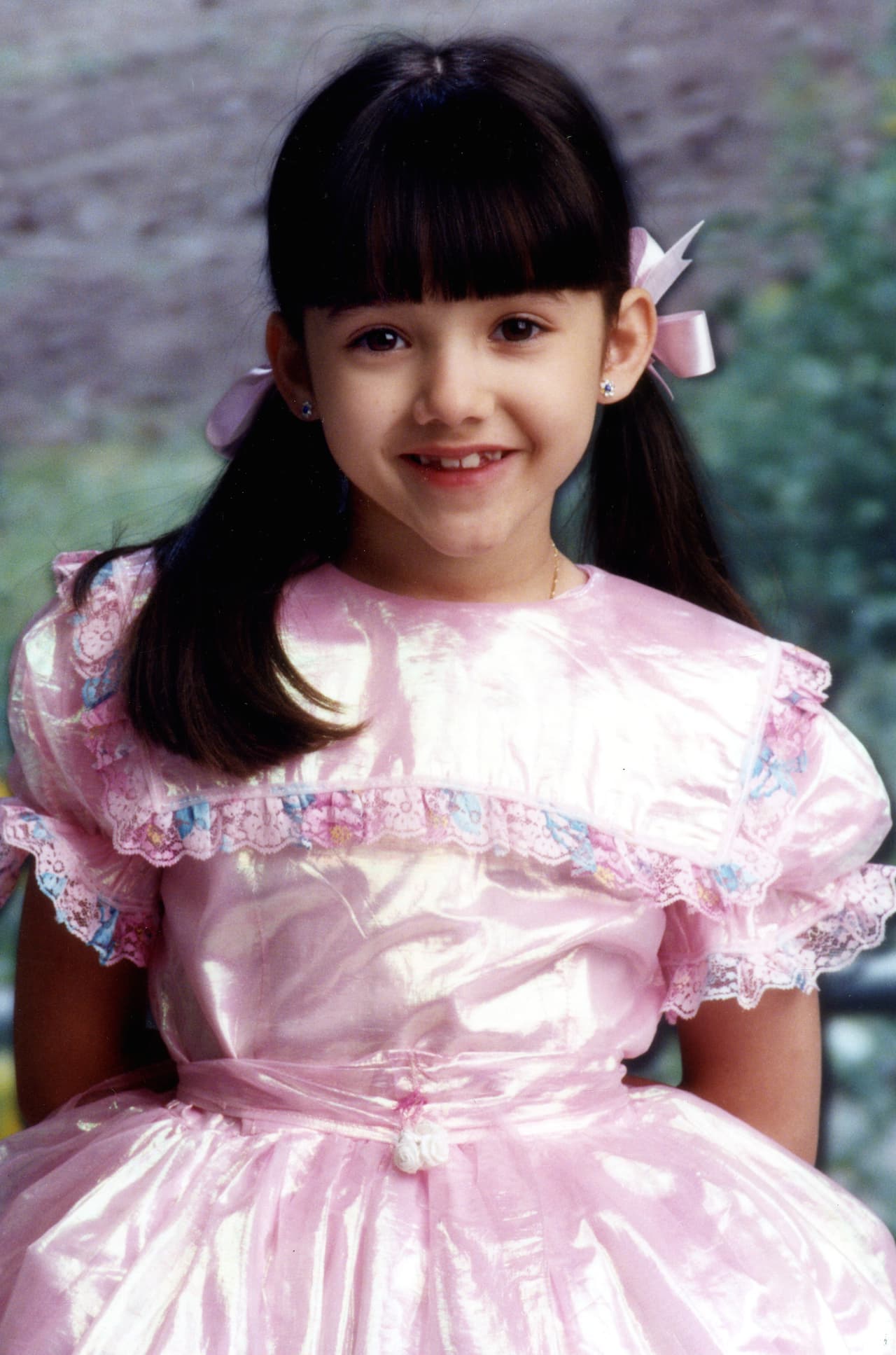 Aunque muchos recuerdan a Sherlyn ya en su etapa adolescente en la telenovela ‘Calse 406’, la actriz comenzó su carrera en 1993 cuando apenas era una inocente niña, en la película ‘Zapatos viejos’, en donde compartió créditos con Gloria Trevi.