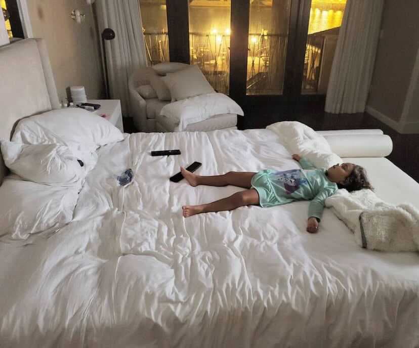 Aquí Renata, la tercera hija de la pareja, disfrutando de la cama de sus padres. En ella, predomina la decoración en tonos claros.
<br>