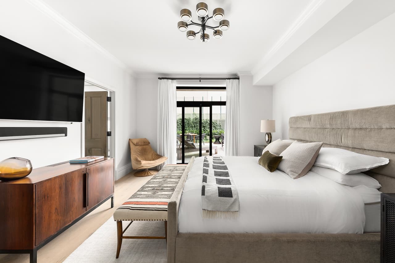 La habitación principal de la pareja cuenta con espacio, comdidad y luz, misma que es alimentada por una puerta de vidrio que conduce a la terraza privada de la pareja.