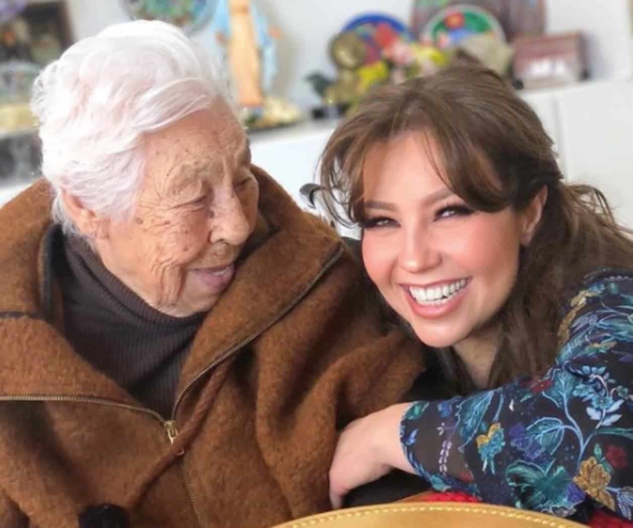 Thalía recibe fuertes de críticas y la acusan de haber abandonado a su abuela