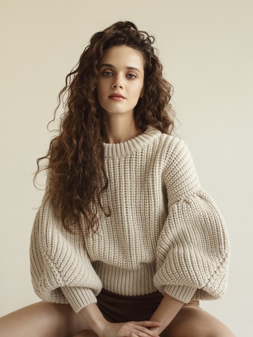 <b>Largas melenas estilo shaggy</b>
<br>
<br>El cabello largo y rizado se está convirtiendo en otro de los estilos favoritos para este verano 2021. Al contrario al volumen con grandes capas, este look propone un efecto shaggy, o desaliñado, con el cual se puede lucir una melena larga, con frescura y movimiento.