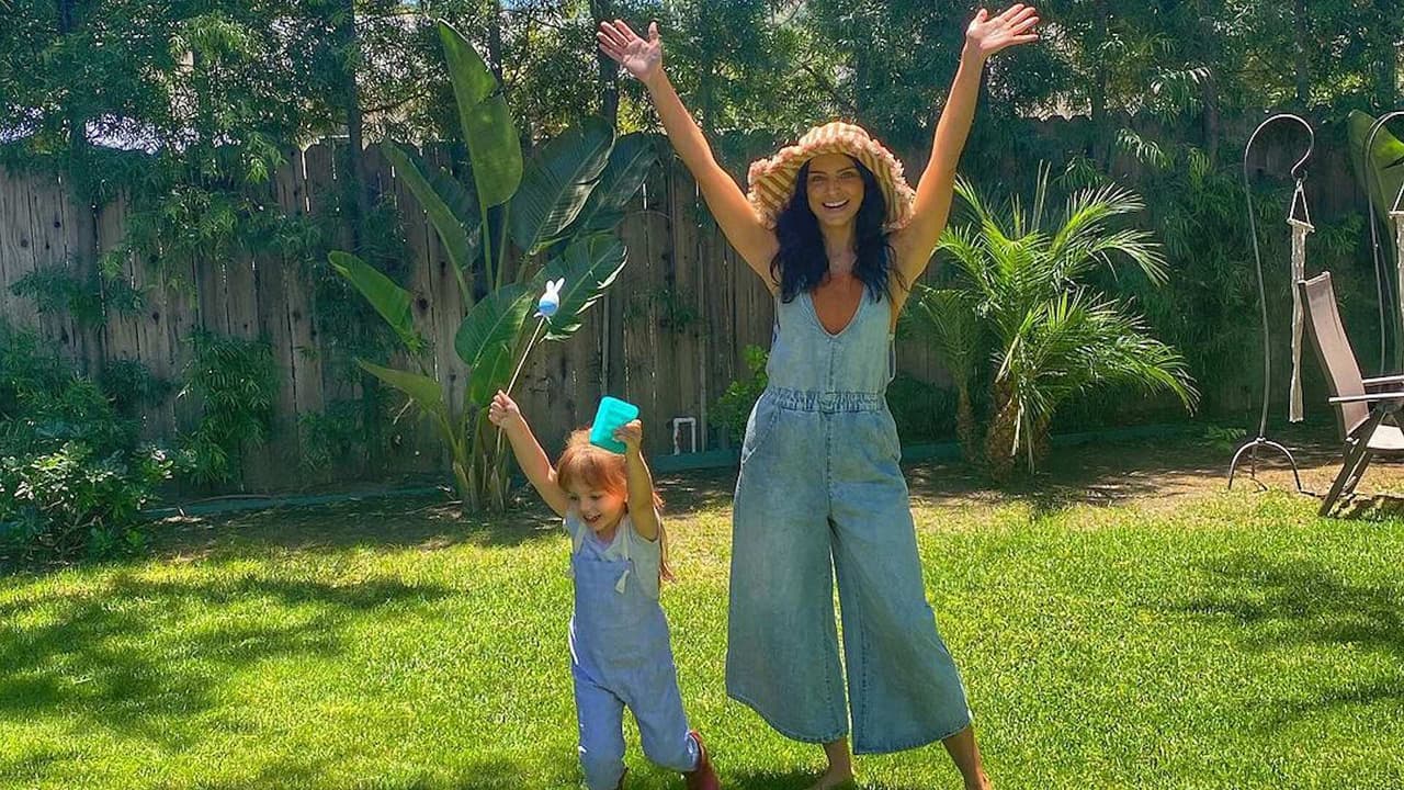 Aislinn Derbez se va de vacaciones con Kailani y presume los días mágicos junto a su hija