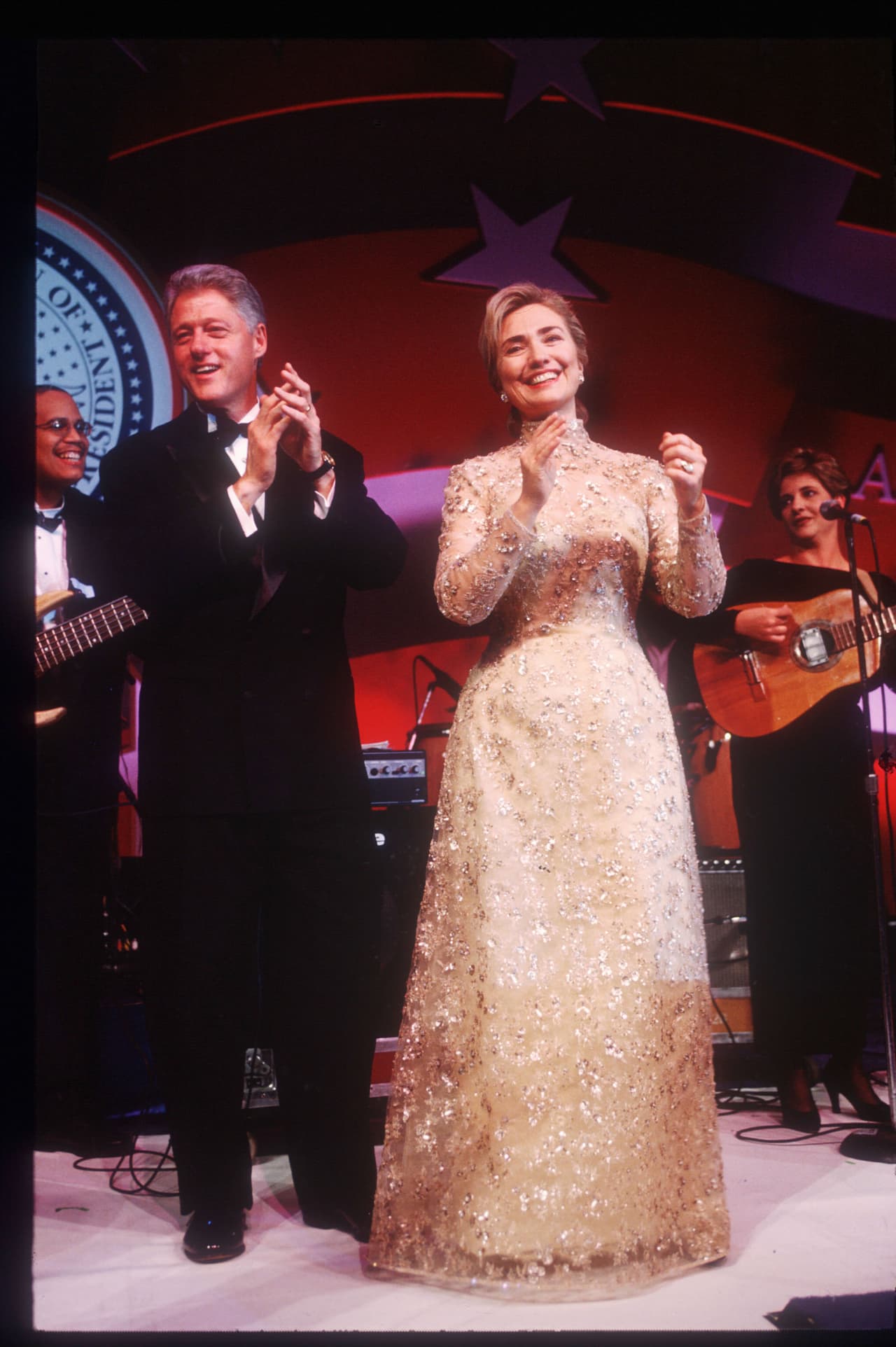 Para el segundo baile inaugural de su marido, ex presidente Bill Clinton, Hailary Clinton usó un vestido largo con transparencia en color champaña, por allá del año 1997.