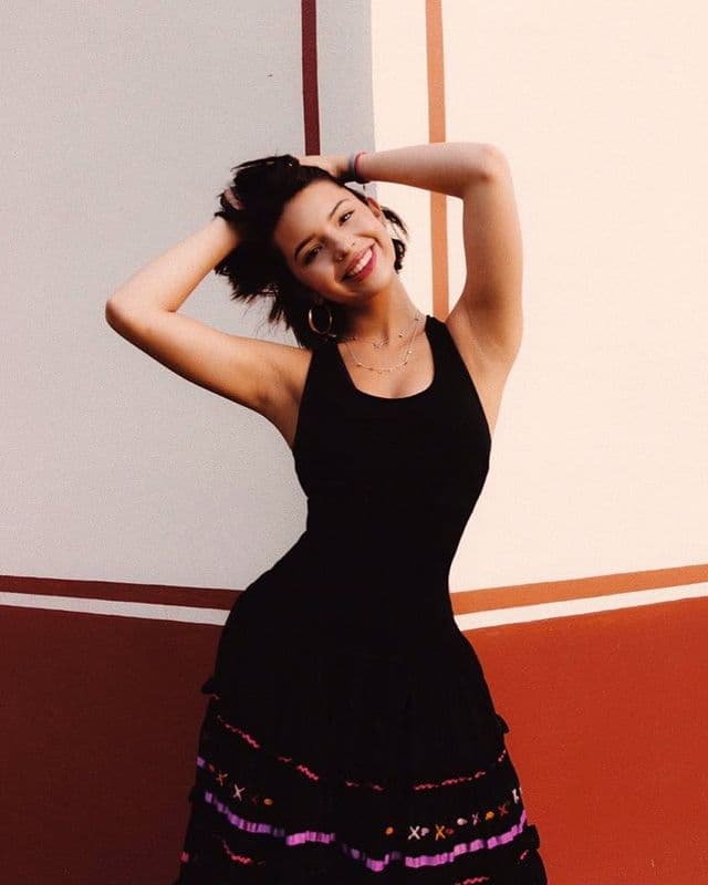 Con look primaveral, Ángela Aguilar luce el mejor peinado recogido para épocas de calor