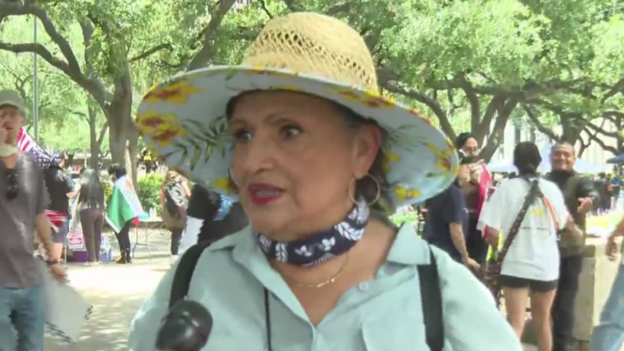 “Todos merecemos respeto”: manifestante en Houston sobre las políticas migratorias de Trump