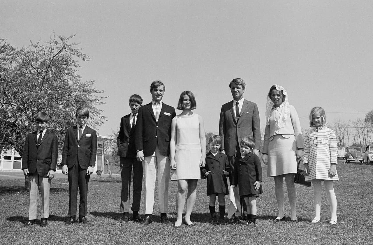 Luego del asesinato de su padre, Robert F. Kennedy, David Kennedy (el segundo de izquierda a derecha) pasó por momentos difíciles, recurriendo al uso de drogas para aliviar el dolor emocional de la pérdida. Después de pasar un tiempo en rehabilitación, salió de fiesta y fue encontrado sin vida en el hotel donde se hospedaba debido a una sobredosis. Tenía 28 años.