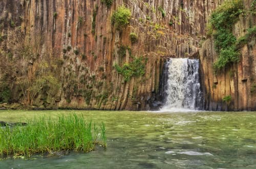 Huasca de Ocampo, Hidalgo: Pueblo famoso por su prismas basálticos que son columnas naturales de piedra formadas por el enfriamiento de lava.