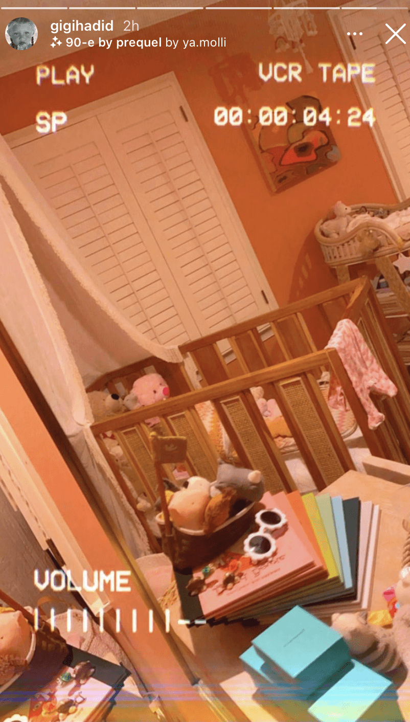 La bebé de 3 meses de nacida ya cuenta con un elegante espacio para dormir. La modelo compartió en sus Instagram stories la habitación diseñada especialmente para la niña.
<br>
<br>“Decorar y pasar tiempo en su habitación me ayudó a sentirme preparada”, escribió la hermana de Bella.