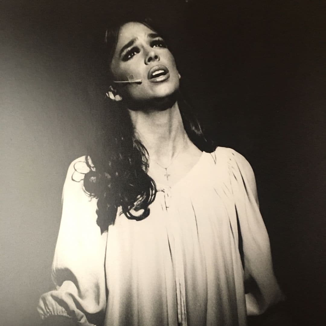 Aunque siempre estuvo ligada al arte, pues su madre es maestra de ballet clásico y su padre arquitecto, Biby conoció la fama hasta después de su adolescencia, en 1989, al entrar al grupo Timbiriche, donde ocupó el sitio que dejó Alix Bauer.