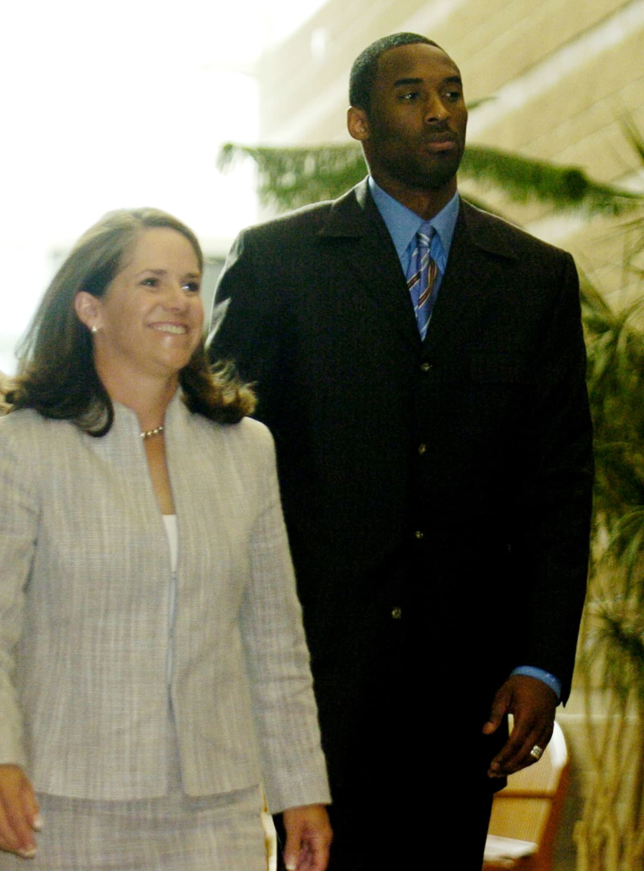 Su relación pasó por momentos difíciles cuando Bryan fue acusado de abuso sexual por Katelyn Faber, una empleada del hotel Lodge & Spa en Colorado. El atleta se disculpó públicamente, alegando que consideraba que el encuentro había sido consensual, y la fiscalía retiró los cargos en 2004. A pesar de todo pronóstico, Vanessa estuvo a su lado, apoyándolo en esa difícil situación.
