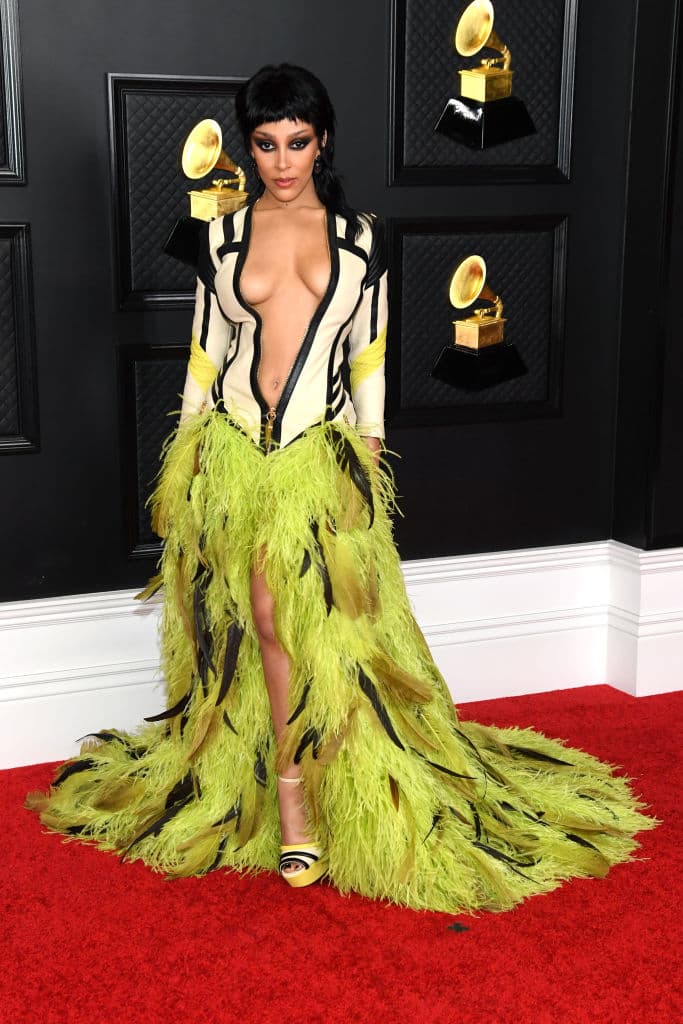 <b>Doja Cat</b> canalizó su lado de estrella del rock con un corte 
<i>mullet</i> y lució un pronunciado escote, muy a lo Jennifer Lopez con un vestido de 
<b>Roberto Cavalli.</b>