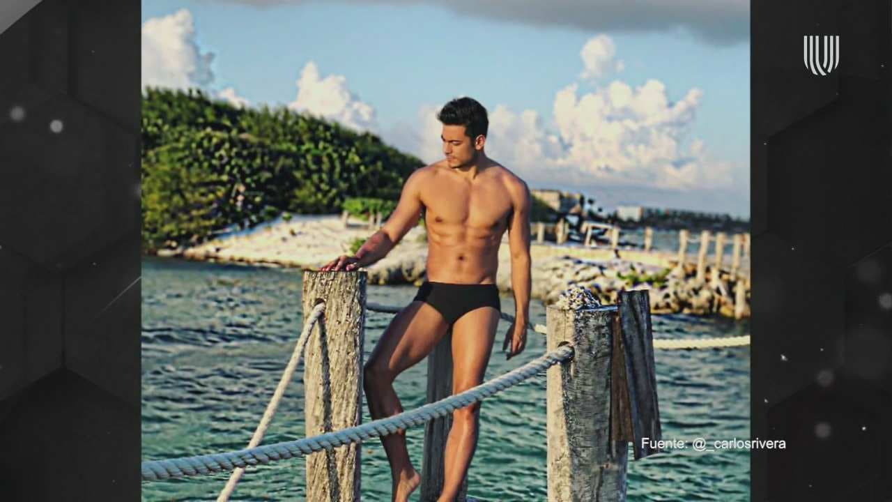 Carlos Rivera llama la atención por foto en traje de baño