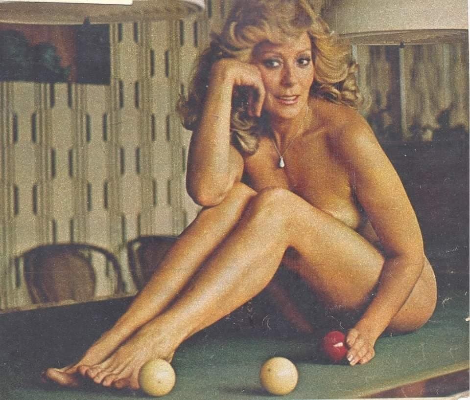 La semana pasada, varias cuentas retomaron unas fotos de la primera actriz 
<b>Silvia Pinal</b> posando desnuda para la revista española
<b> Interviú</b>. Pinal hizo esta sesión en la década de los 70, cuando ya era madre de todos sus hijos. Las fotos tienen completamente el estilo de la época y recuerdan por qué la belleza de Pinal fue la inspiración de grandes cineastas.