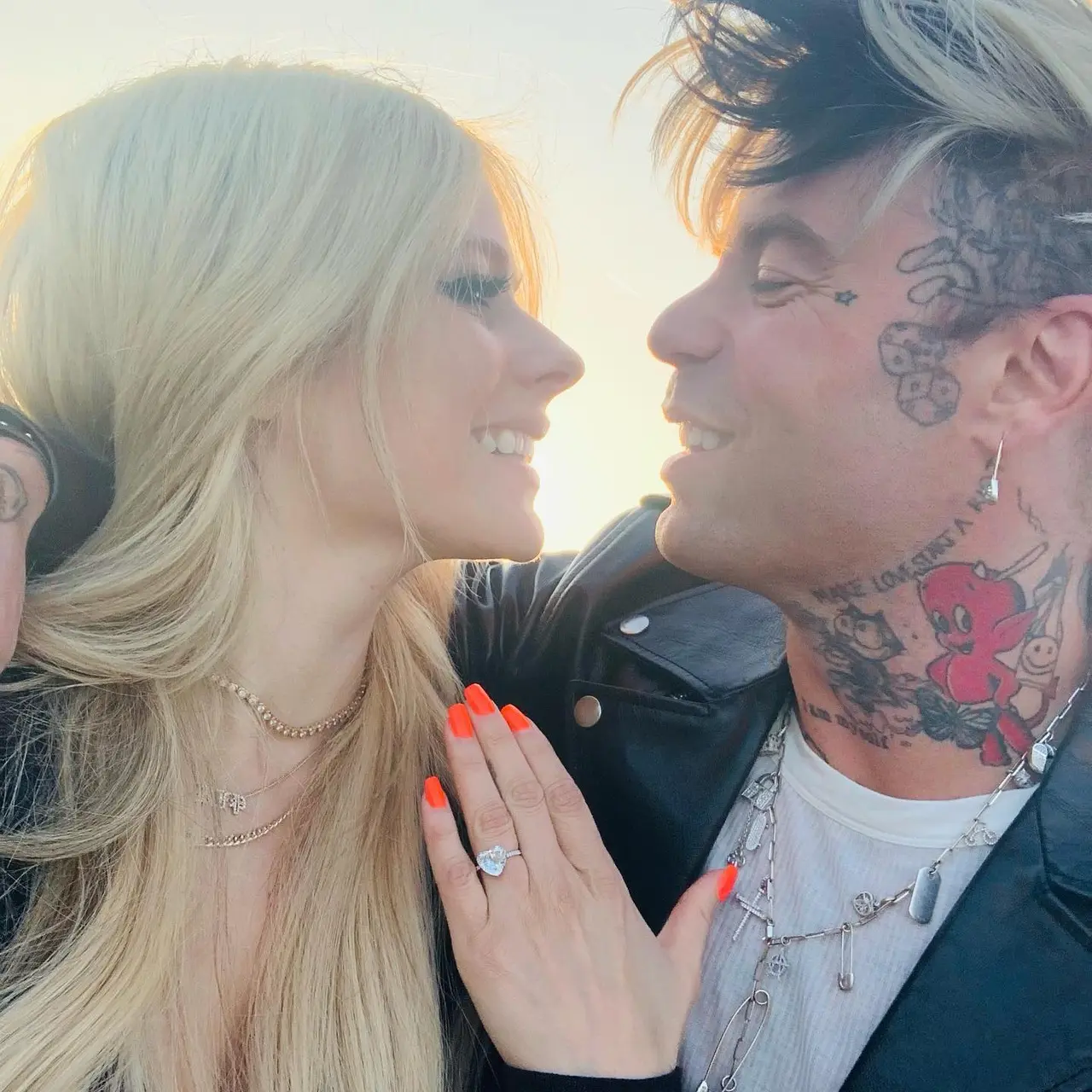 Ex de Avril Lavigne se enteró del fin de su compromiso mediante la prensa