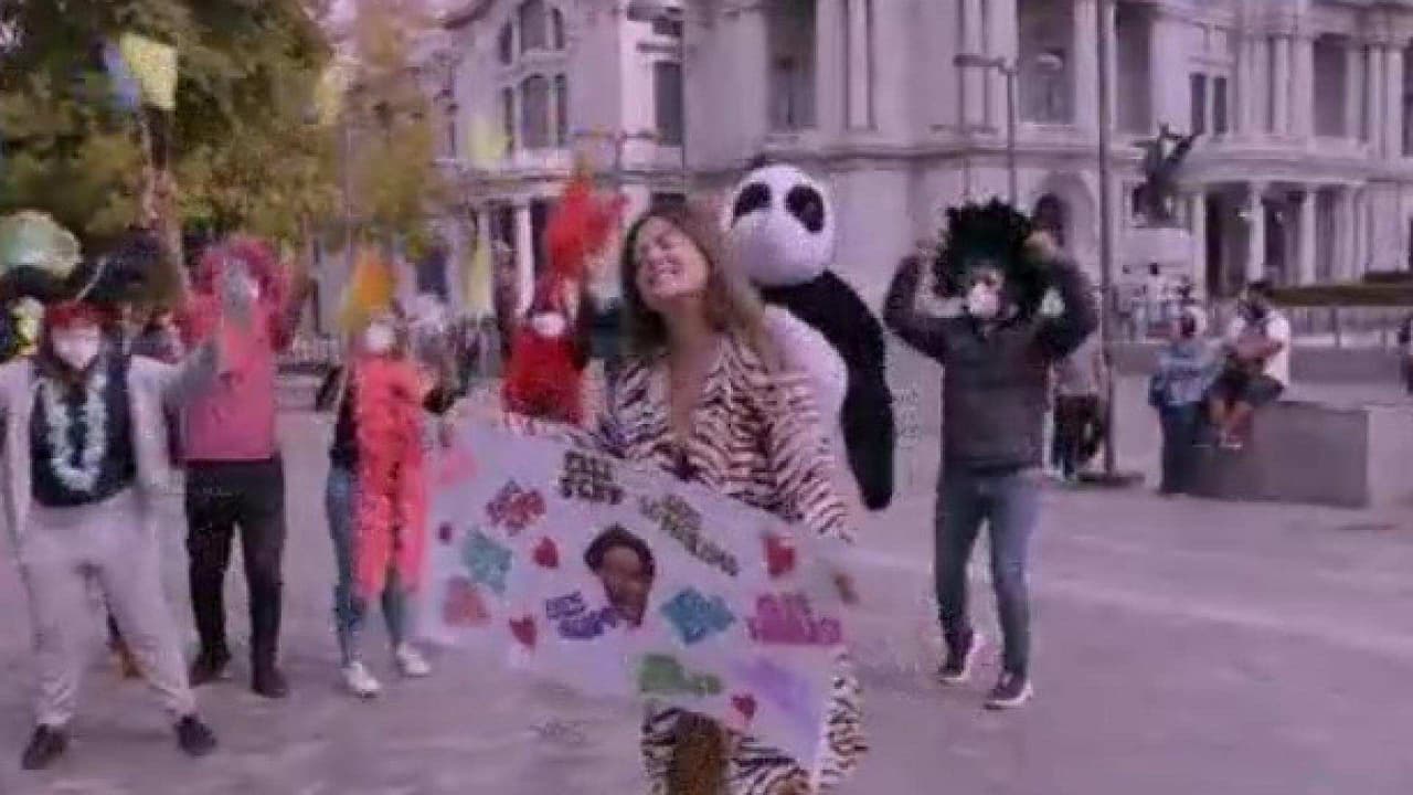 Mariana Echeverría termina en paños menores en Bellas Artes