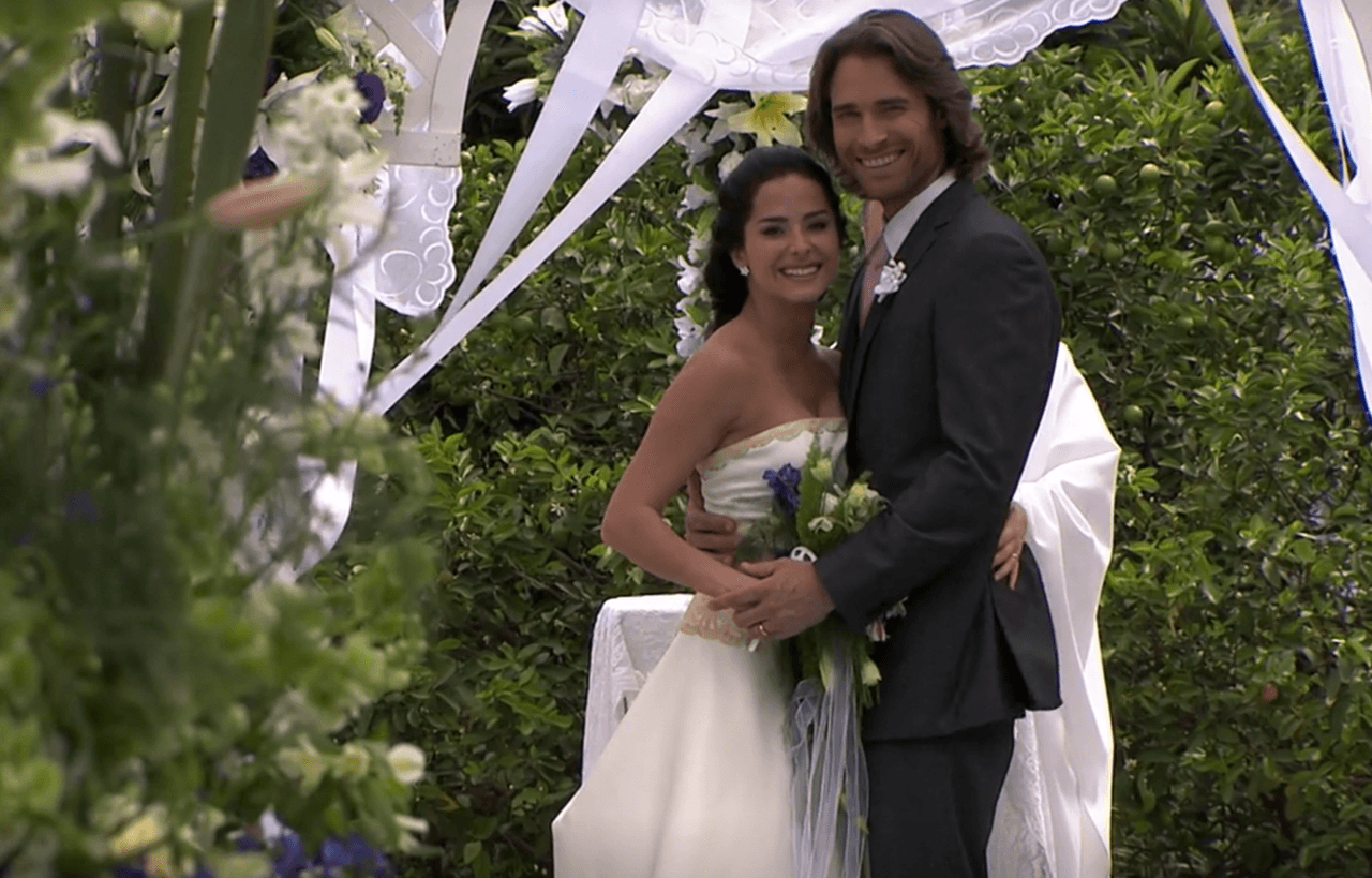 ‘Un gancho al corazón’ fue otra telenovela en la que los fans de Sebastián Rulli lo pudieron ver pisando el altar, pero ahí fue con 
<b>Danna García.</b> 
<br>
<br>En ese melodrama dio vida a Mauricio Sermeño, un empresario que se enamora de Valentina “La Manita”, quien es una luchadora profesional.