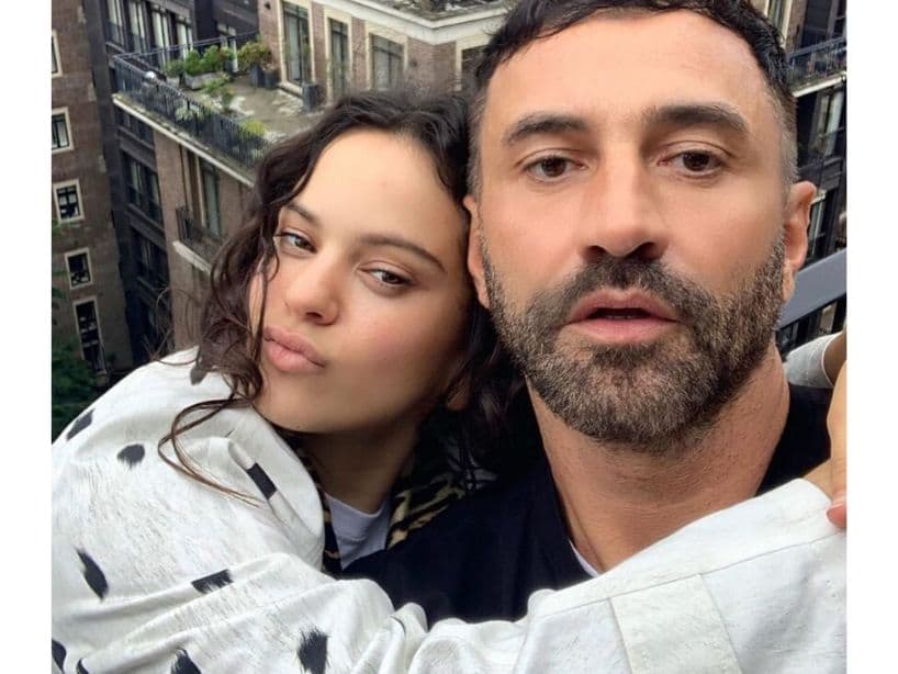 Riccardo Tisci es otro de las celebridades que Rosalía frecuenta. El italiano es el director creativo de la marca de moda, Burberry.