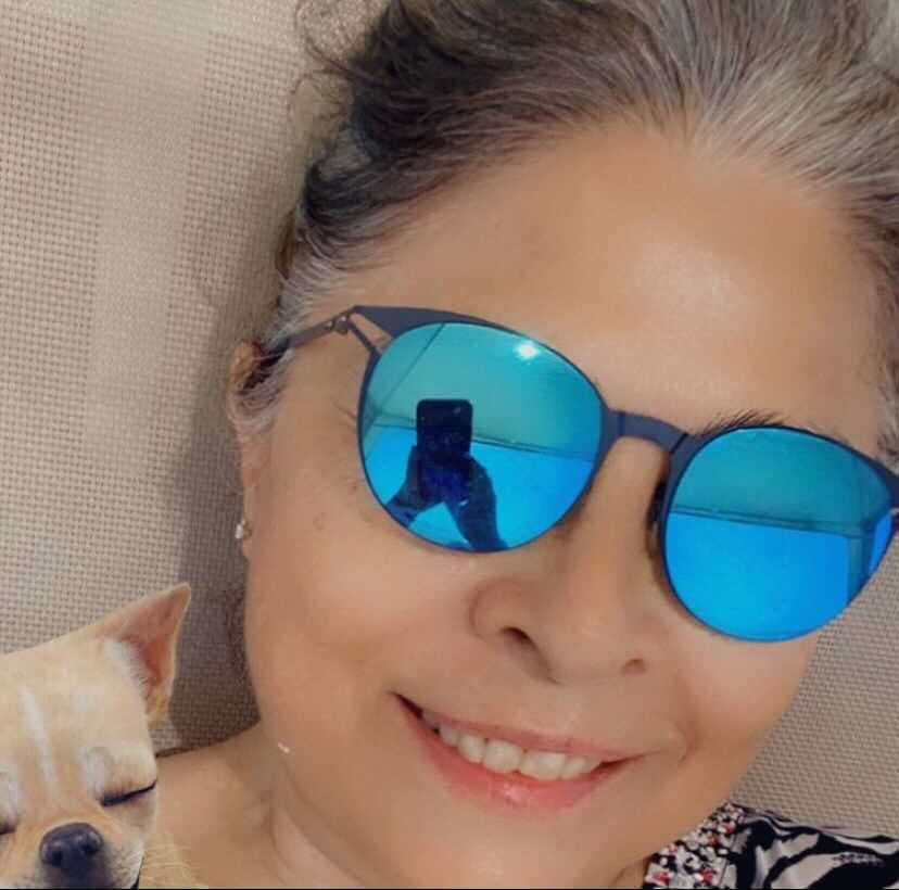 La madre de José Eduardo Derbez sorprendió en su cuenta de Instagram para presumir una melena platinada, mientras poco a poco el color negro de tinte salía de su cabello.