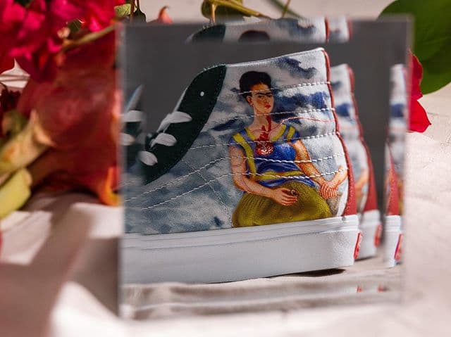A 65 años de su muerte, la artista plástica sigue inspirando generaciones. En esta ocasión fue Vans, tomando de referencia tres de las obras más representativas de la pintura mexicana, firmadas por Kahlo.