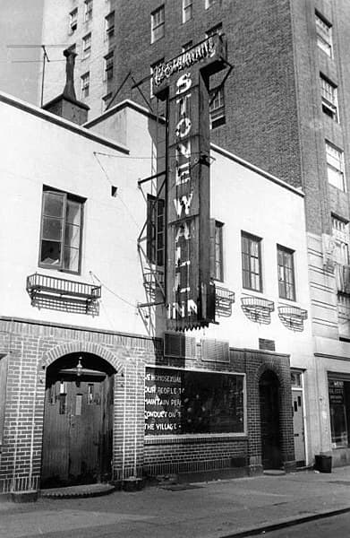 "Stonewall Inn", 1969, Diana Davies. 
<br>
<br>Se podría decir que aquí comenzó el movimiento para luchar por los derechos de la comunidad LGBT+. En 1969, en el Stonewall Inn, un bar de la ciudad de Nueva York, situado en el barrio de Greenwich Village, daba cabida a los grupos marginados de la sociedad como Drag queens, gente trans, trabajadores sexuales, entre otros.
<br>
<br>El 28 de junio de ese año, empezaron los disturbios, comenzando con una redada en este lugar, en donde todo se salió de control para la policía, pues ahí, la comunidad se unió y no dejó que los privaran de sus derechos.